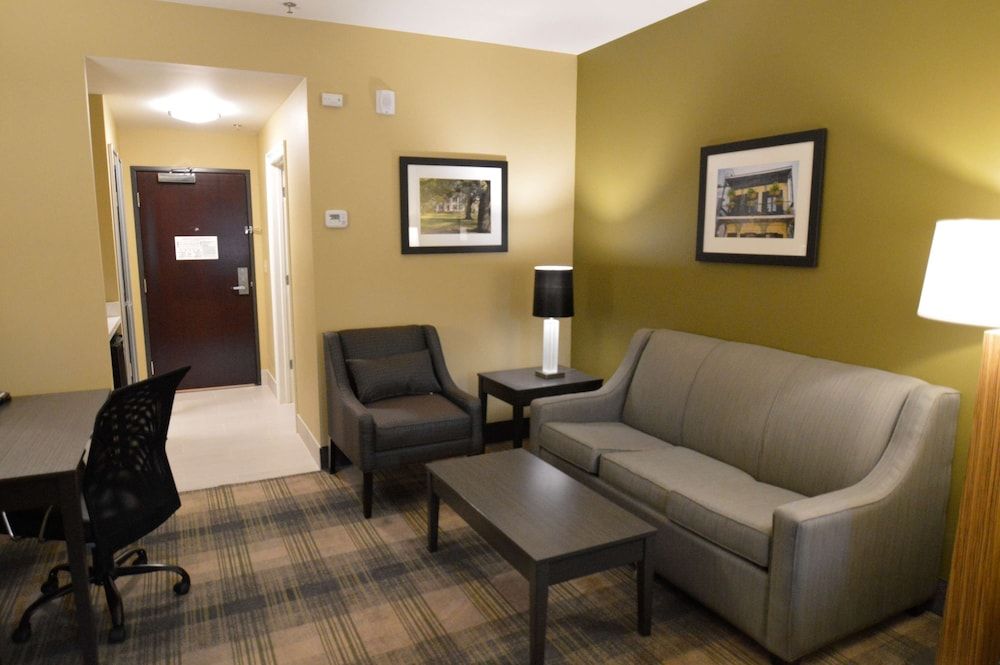 Best Western Plus New Orleans Airport Hotel Suite, 1 King Bed, Non Smoking, Refrigerator & Microwave 6