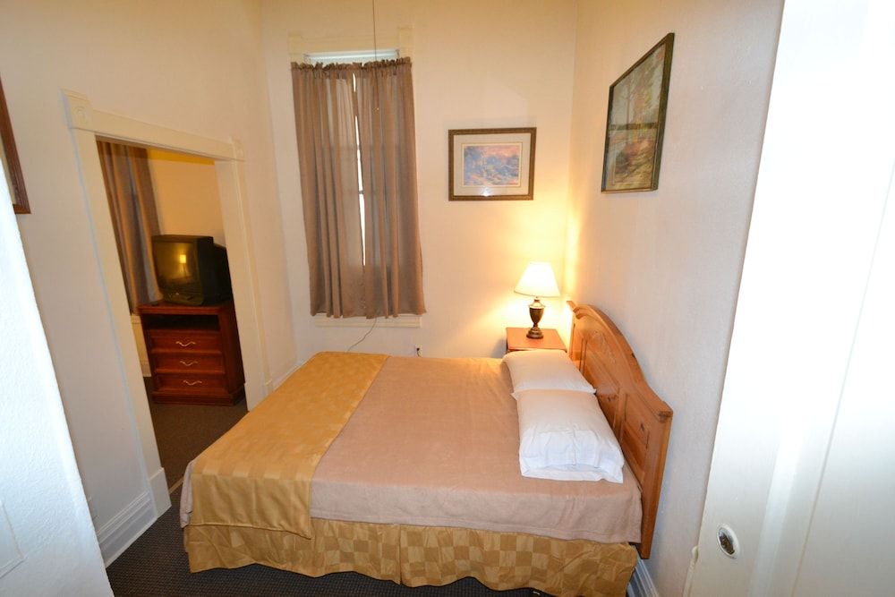 Billie the Kid - Micro/fridge, sink in room, living area. Shared community restrooms/showers