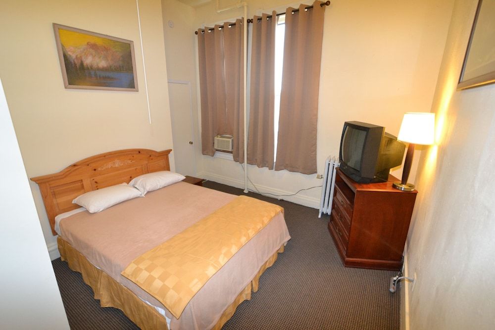 Calamity Jane - microwave/fridge, private sink and toilet in room, shared community shower