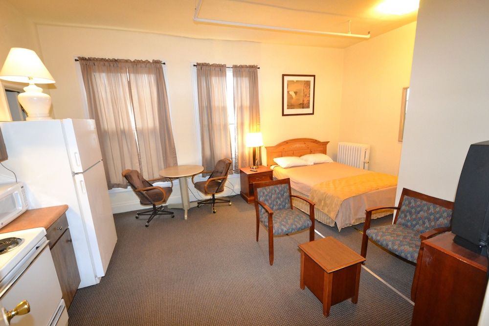 John Wayne - full kitchen, sitting area, private restroom/shower