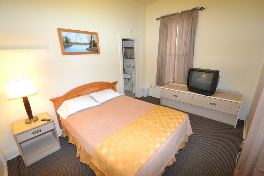 Dakota - full kitchen, bedroom, private restroom/shower