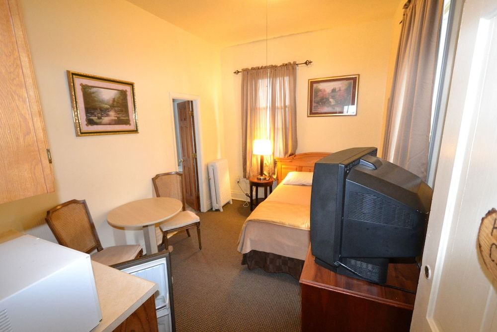 Kansas City - microwave/fridge, private restroom/shower