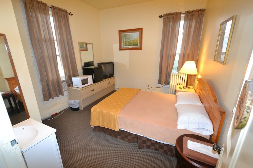 Butch Cassidy - Microwave/fridge and sink in room. Shared community restrooms/showers