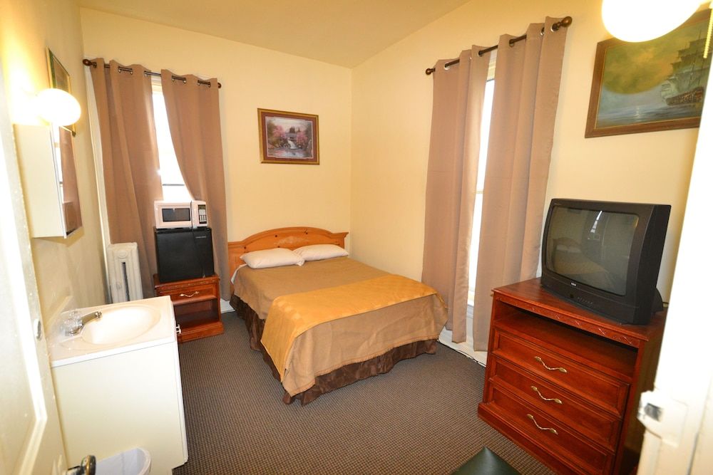 Silver Strike - microwave/fridge, private sink and toilet in room, shared community shower