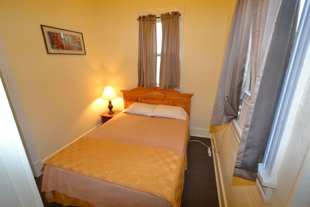 Wild Bill - Living room, bedroom, microwave/fridge, private restroom, bathtub only