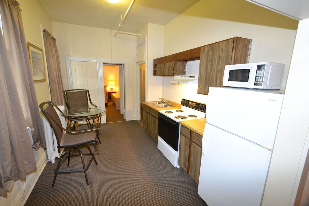 Presidential - Living room, bedroom, full kitchen, private restroom/shower