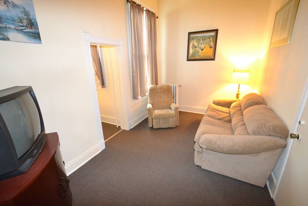Wild Bill - Living room, bedroom, microwave/fridge, private restroom, bathtub only