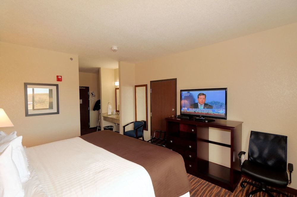 Cobblestone Inn & Suites - Denison - Oak Ridge Room, 1 King Bed, Accessible Tub, Non Smoking 12