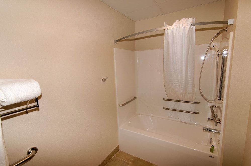 Cobblestone Inn & Suites - Denison - Oak Ridge Room, 1 King Bed, Accessible Tub, Non Smoking 10