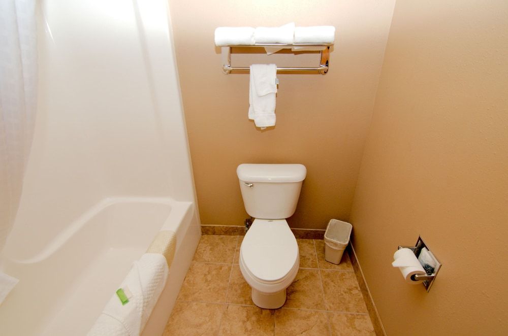 Cobblestone Inn & Suites - Denison - Oak Ridge Room, 2 Queen Beds, Non Smoking 7