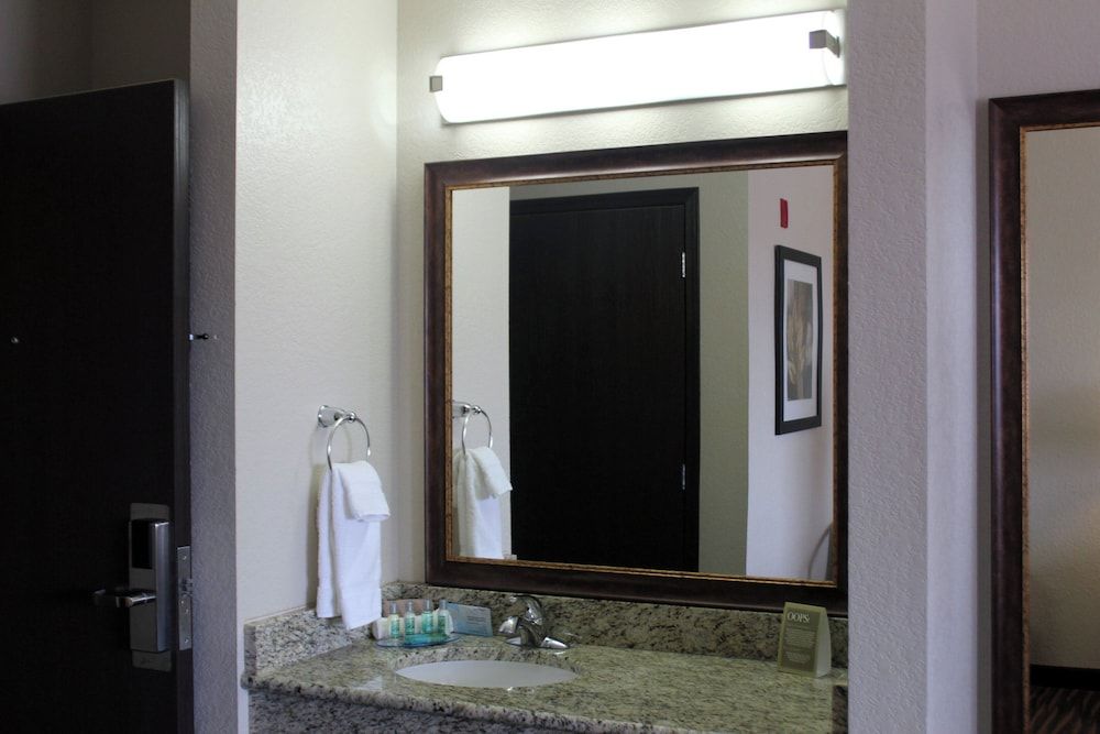 Cobblestone Inn & Suites - Denison - Oak Ridge Room, 2 Queen Beds, Non Smoking 6