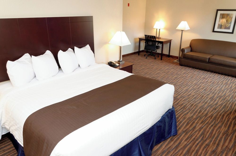 Cobblestone Inn & Suites - Denison - Oak Ridge Suite, 2 Queen Beds with Sofa Bed, Non Smoking 3
