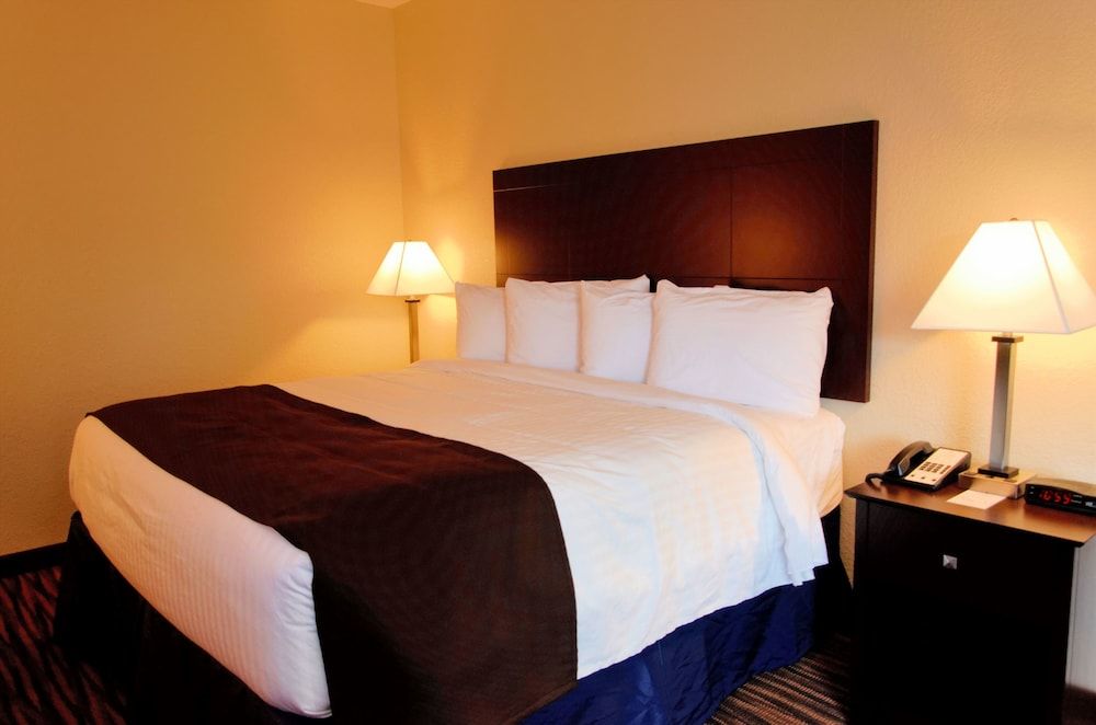 Cobblestone Inn & Suites - Denison - Oak Ridge Room, 1 King Bed, Accessible Tub, Non Smoking