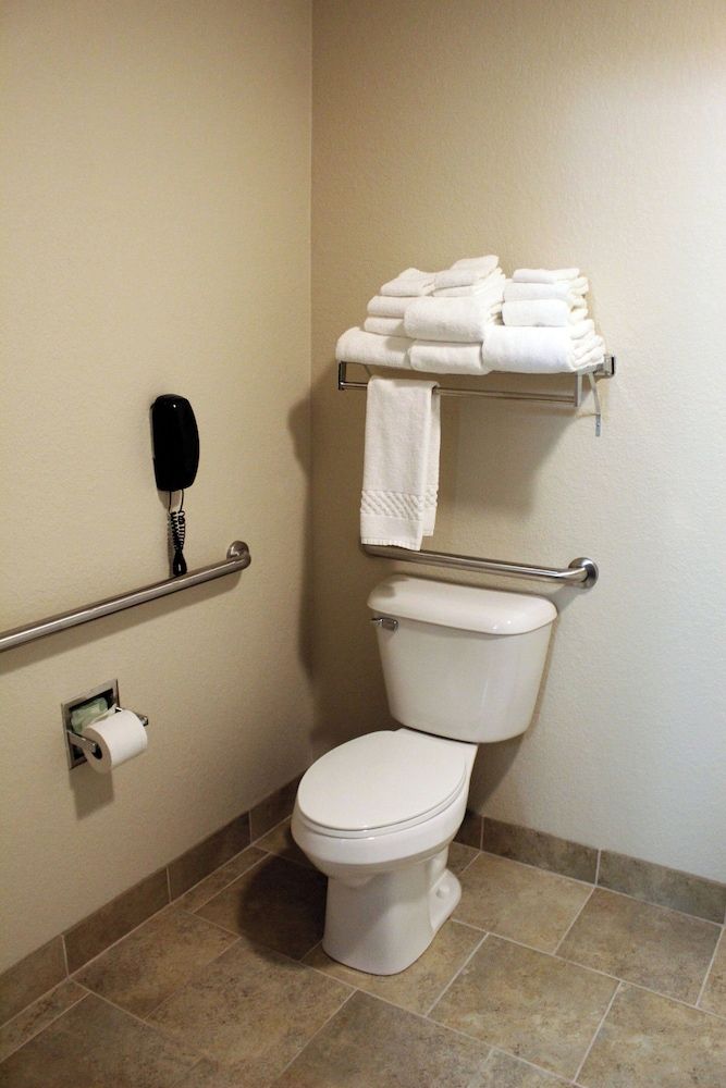 Cobblestone Inn & Suites - Denison - Oak Ridge Room, 1 King Bed, Accessible Tub, Non Smoking 7