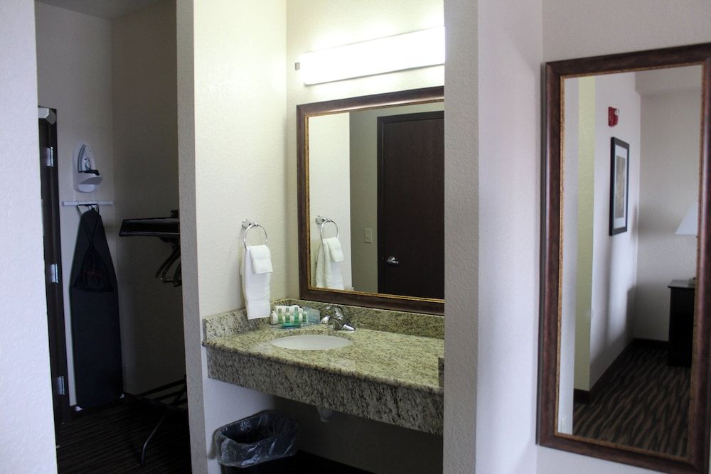 Cobblestone Inn & Suites - Denison - Oak Ridge Room, 2 Queen Beds, Non Smoking 9