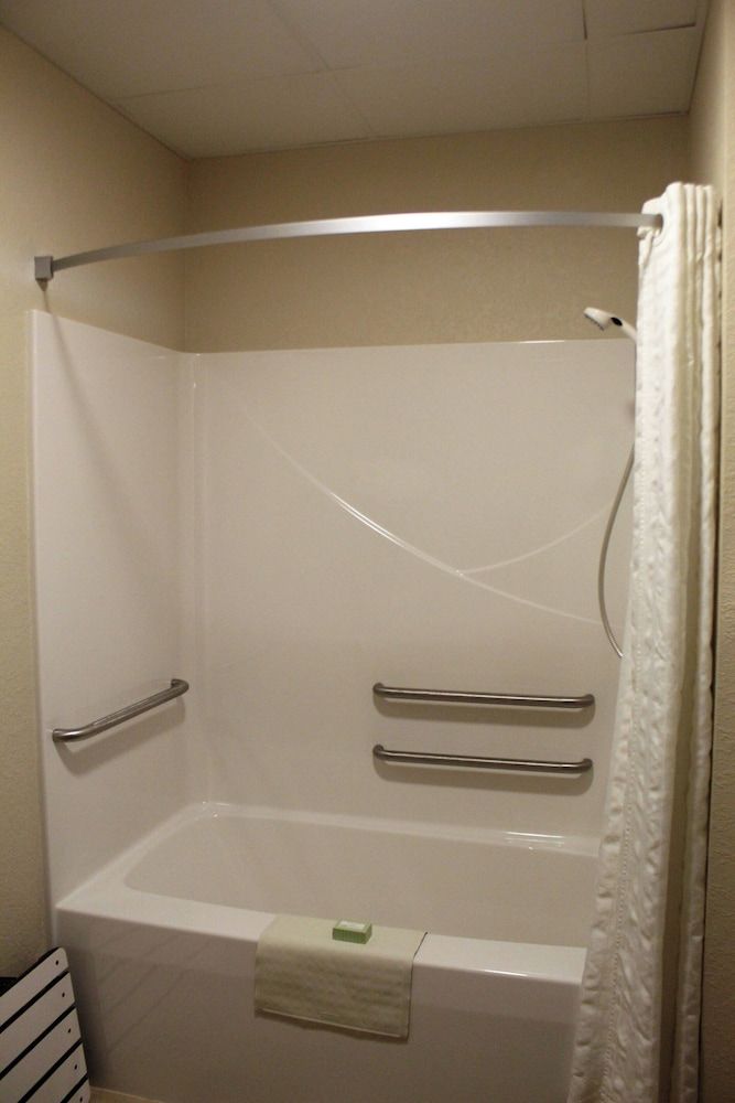 Cobblestone Inn & Suites - Denison - Oak Ridge Room, 1 King Bed, Accessible Tub, Non Smoking 9