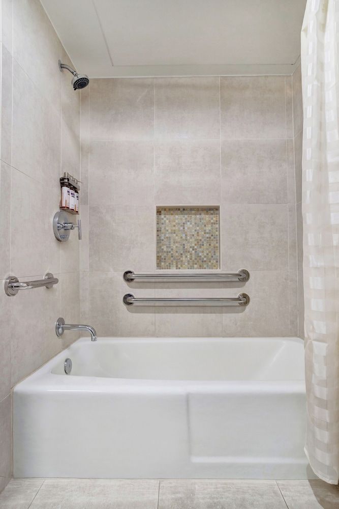 Room, 2 Queen Beds, Accessible, Bathtub