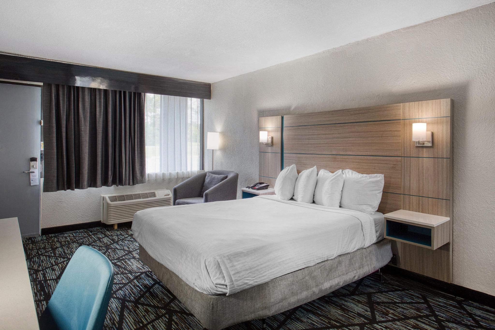 Accessibility - 1 Queen Bed, Bathtub, Nonsmoking