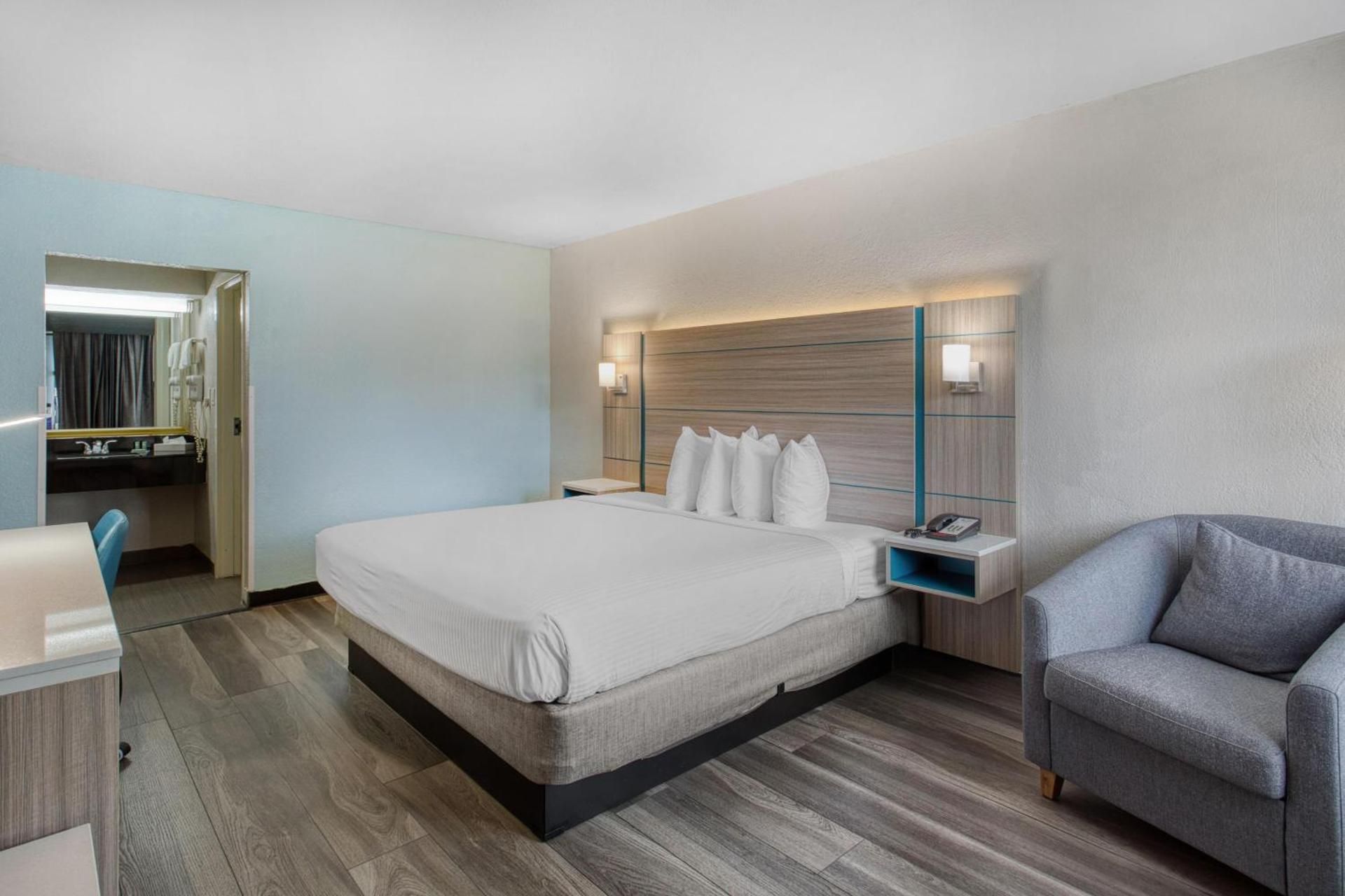 Best Western Executive Inn 1 King Bed, Smoking Room, Whirlpool 2