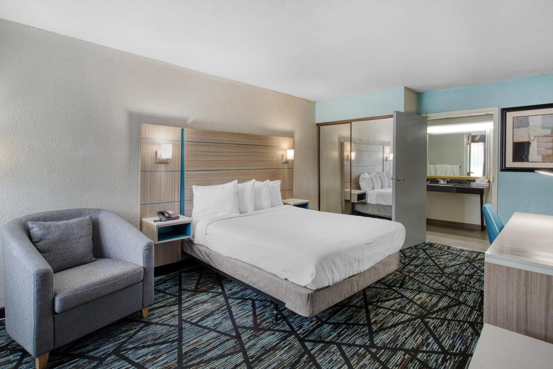 Accessibility - 1 Queen Bed, Bathtub, Nonsmoking