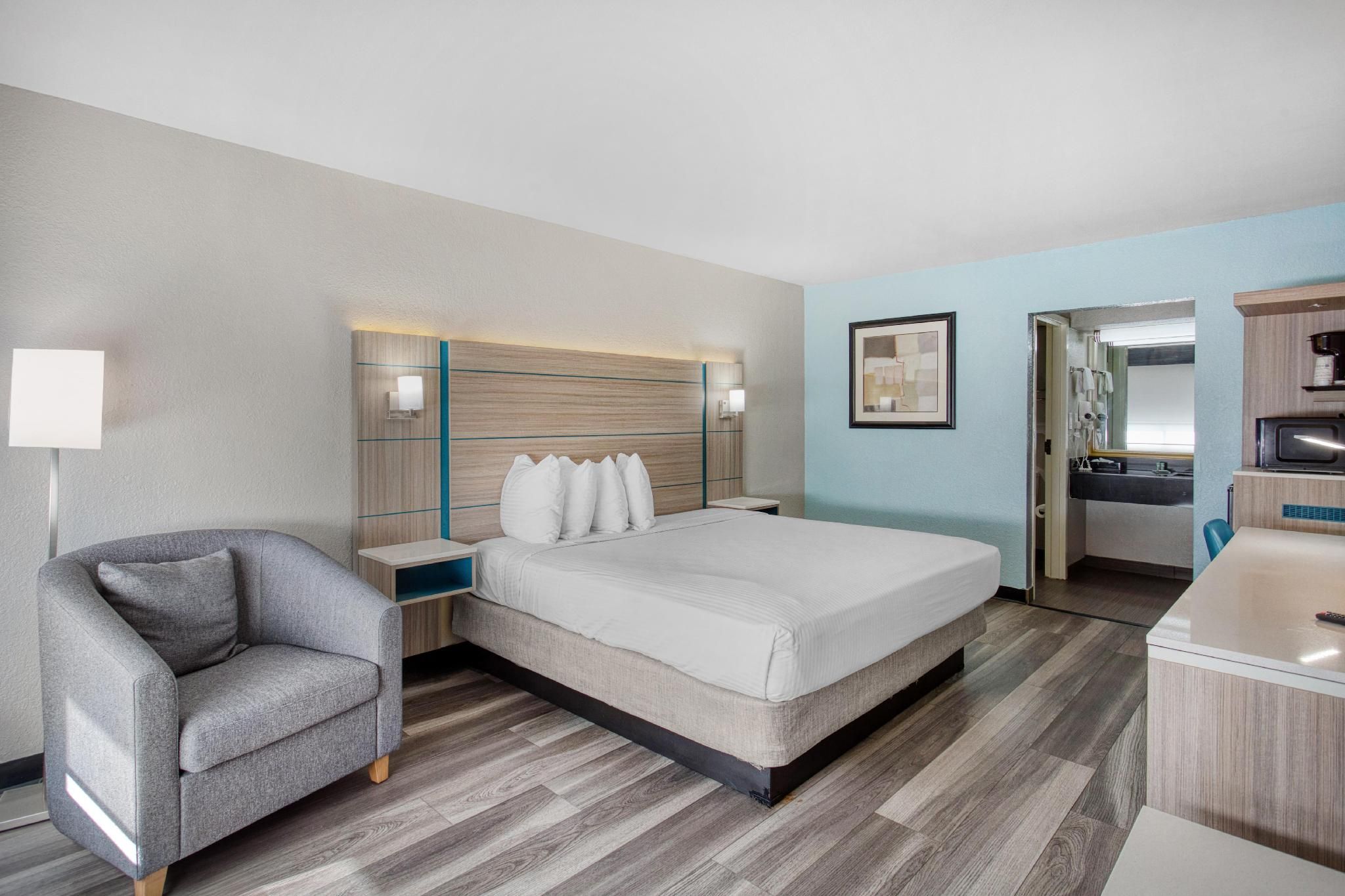1 King Bed, Nonsmoking