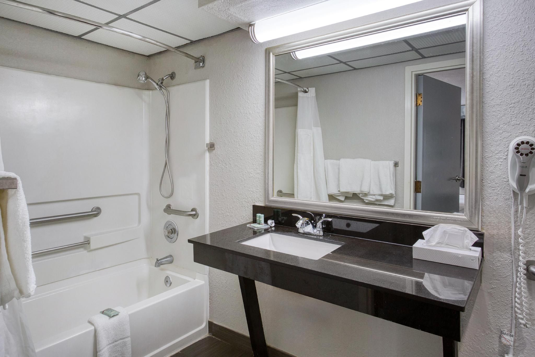 Accessibility - 1 Queen Bed, Bathtub, Nonsmoking