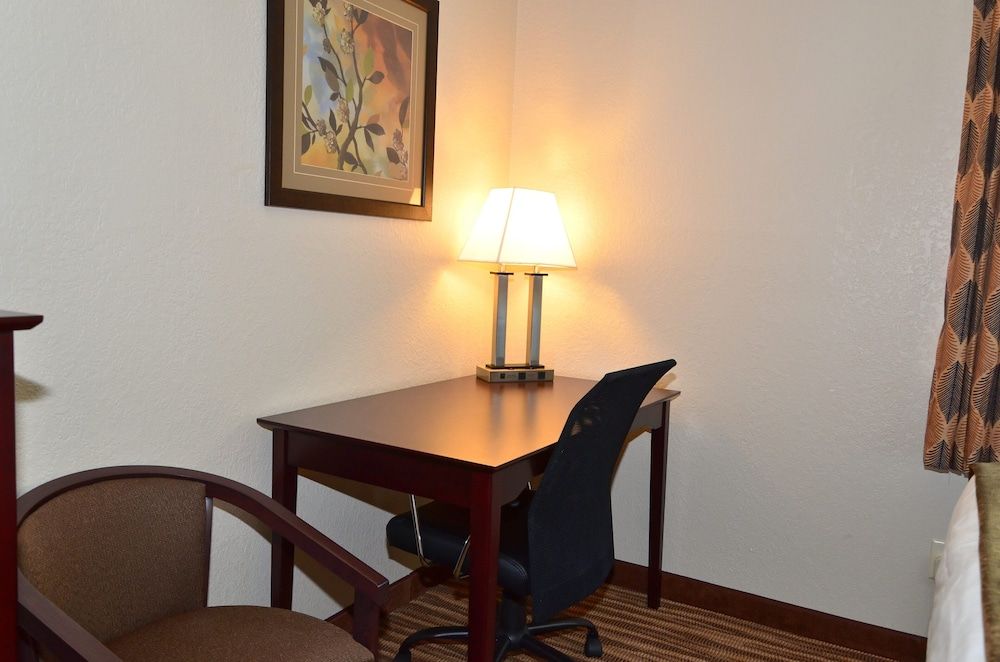 Cobblestone Inn & Suites - Clarion Room, 2 Queen Beds, Non Smoking 6