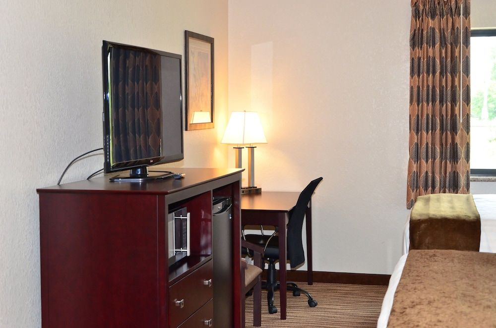 Cobblestone Inn & Suites - Clarion Room, 2 Queen Beds, Non Smoking 7
