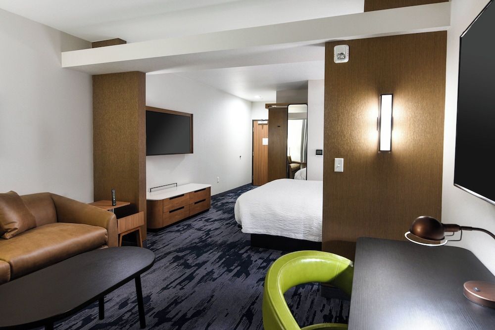 Suite, 1 King Bed with Sofa bed (Mobility/Hearing Accessible, Tub)