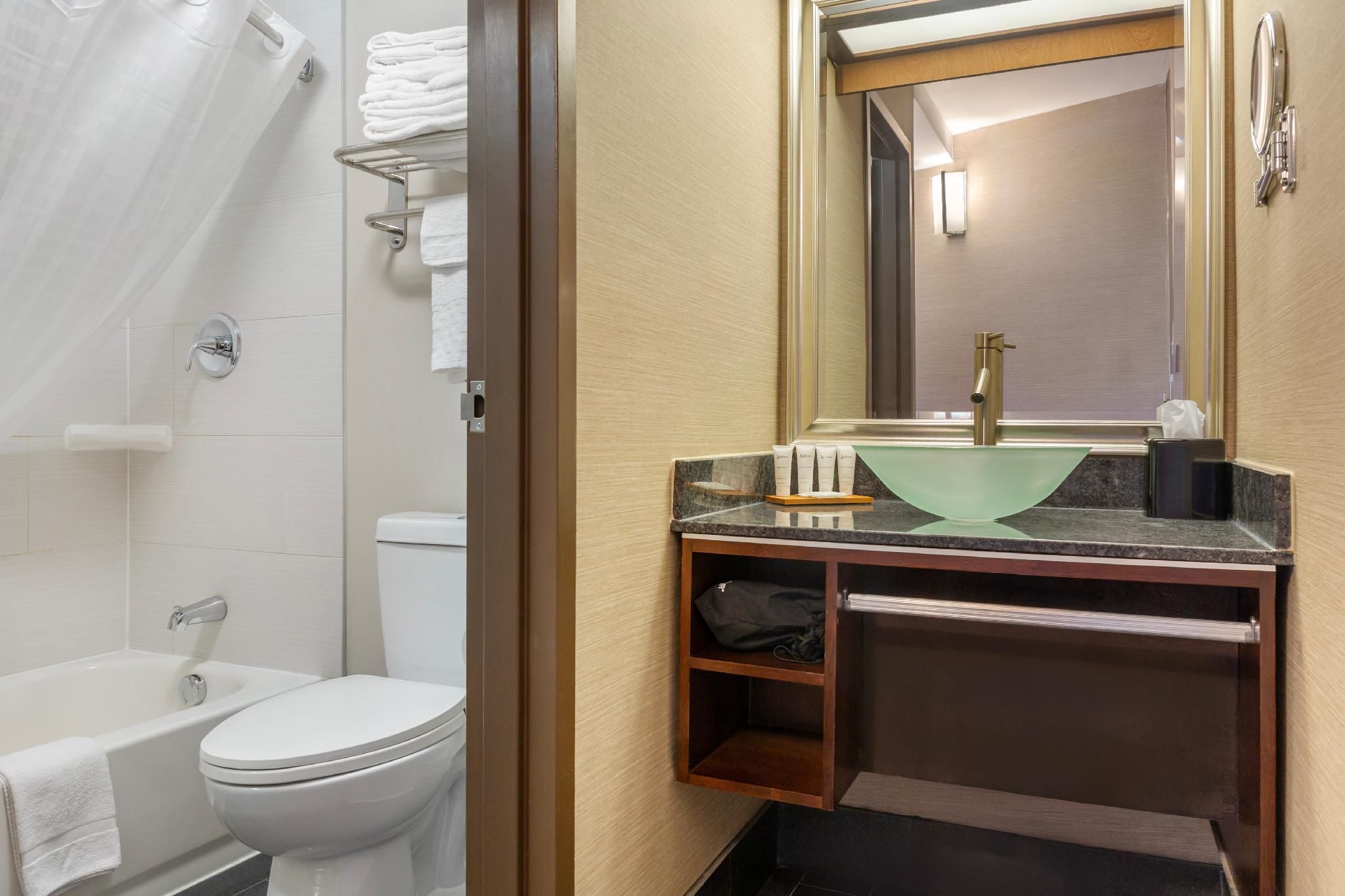 1 King Bed, Suite, Nonsmoking, Upgrade