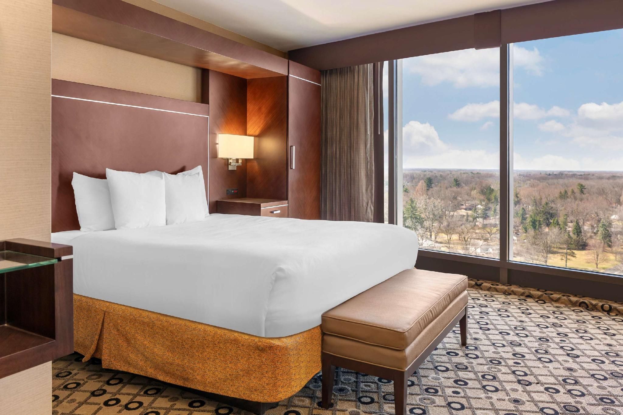 1 King Bed, Non-Smoking, Upgrade