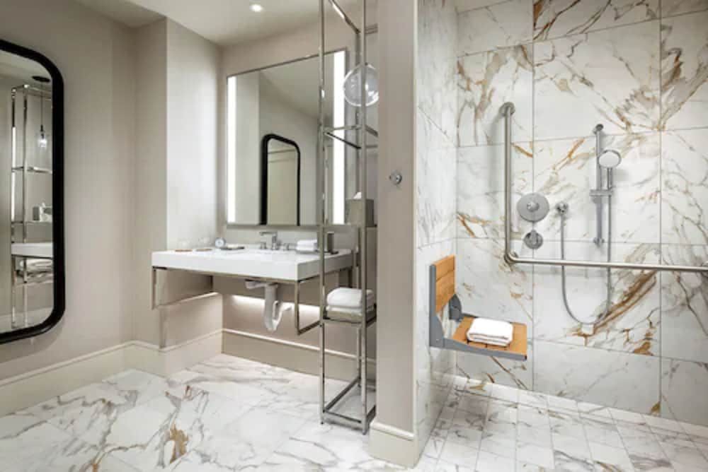 Park Hyatt Toronto Room, 1 King Bed, Accessible (Roll-in Shower) 4