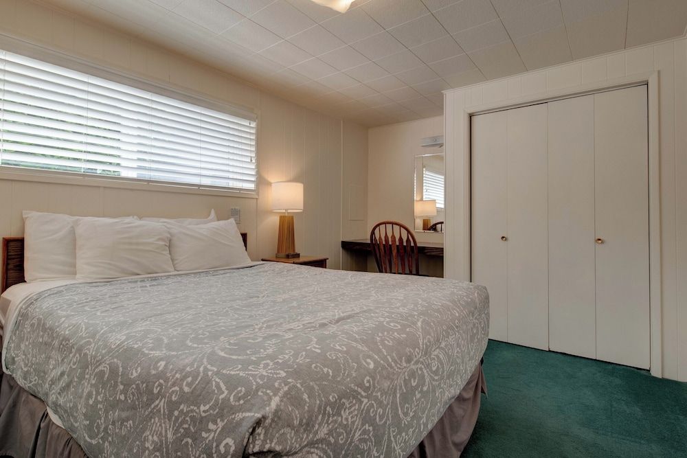 Ester Lee Oceanview Inn 1 bedroom Queen Cottage w/kitchen, Ocean Pet Friendly 2