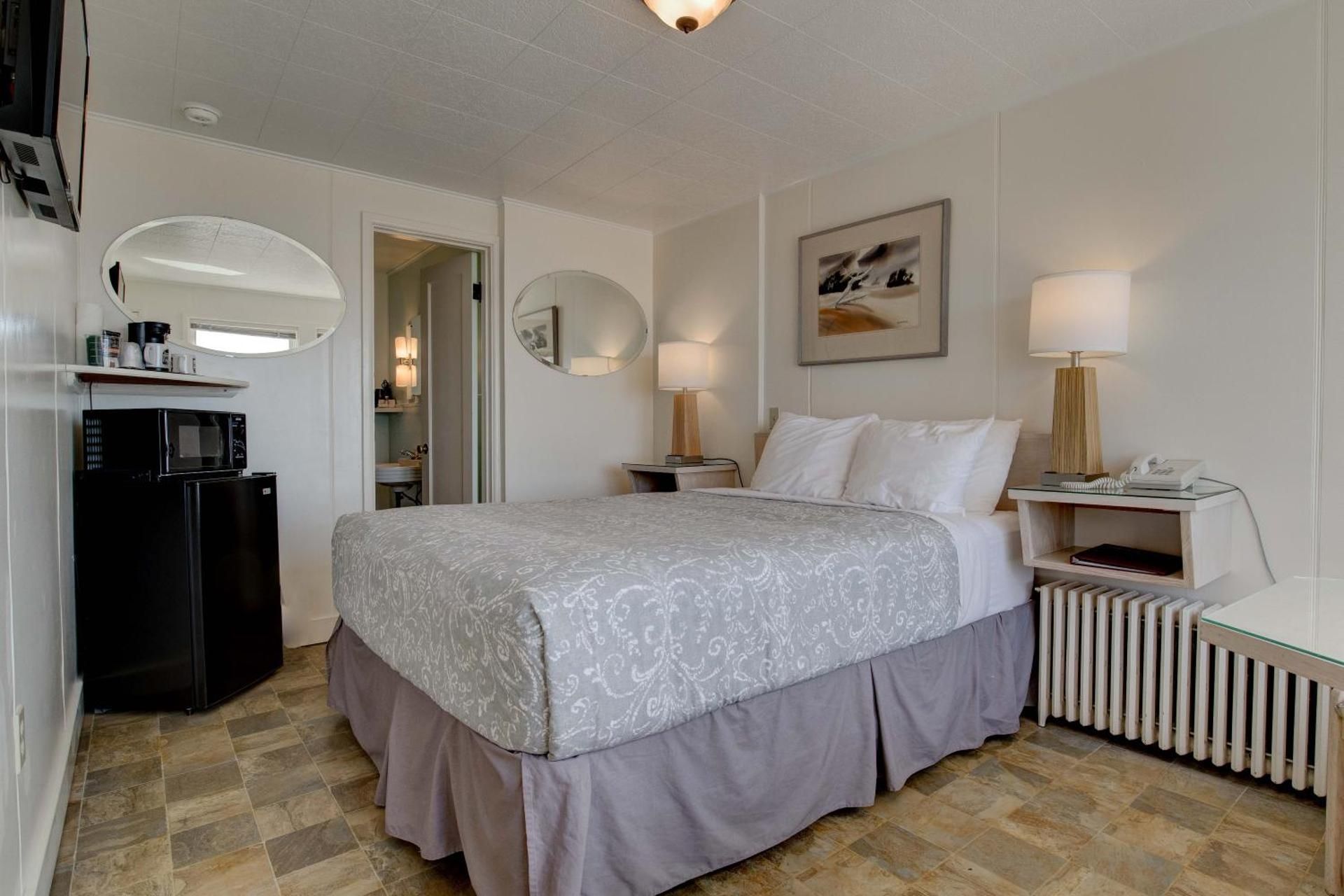 1 Queen Cottage with Ocean View