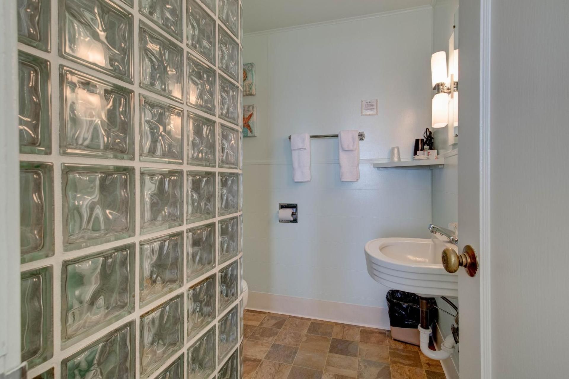 1 Queen Cottage with Ocean View