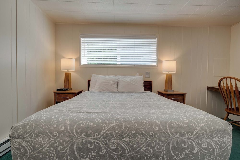 Ester Lee Oceanview Inn 1 bedroom Queen Cottage w/kitchen, Ocean Pet Friendly