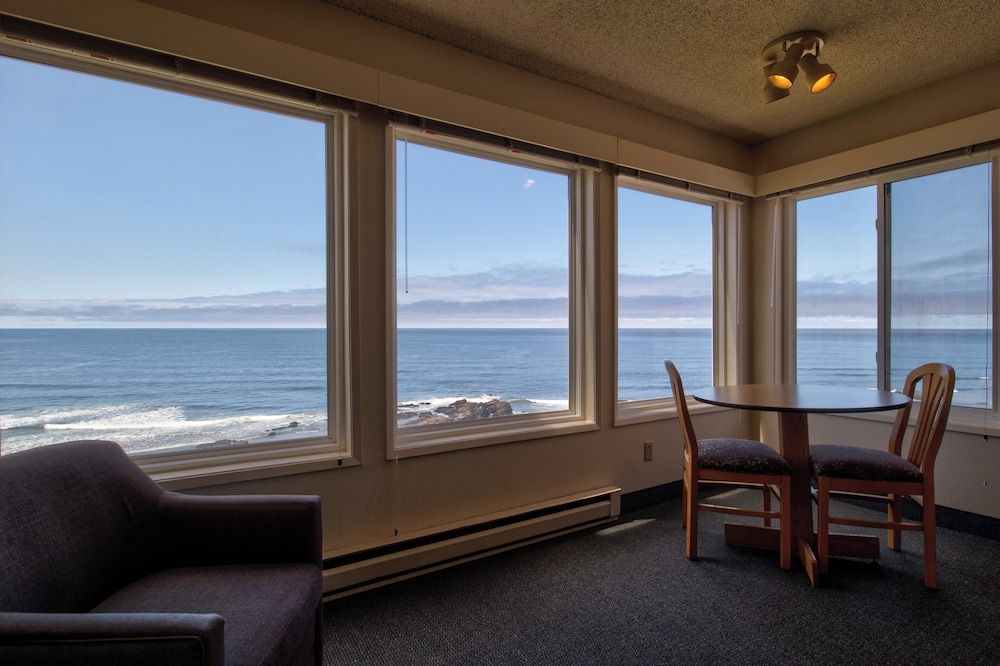 Ester Lee Oceanview Inn 1 bedroom Suite w/Kitchen, Oceanview Non-Pet 3