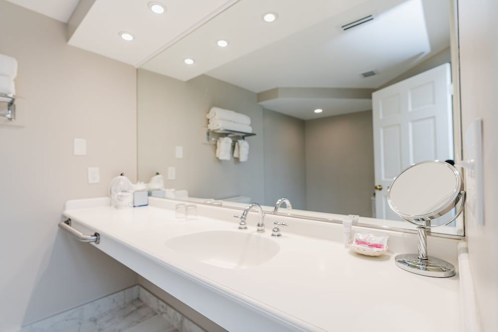 The Geneva Inn Luxury Lake View King, Balcony 6 - ADA Accessible 4