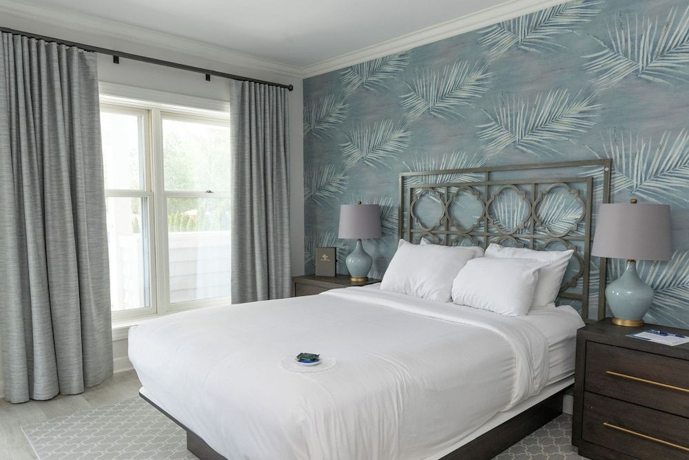 The Geneva Inn Deluxe Non-Lake View Queen, Balcony