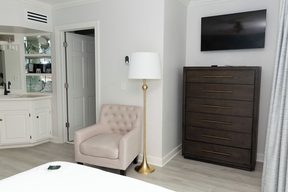 The Geneva Inn Deluxe Non-Lake View Queen, Balcony 4