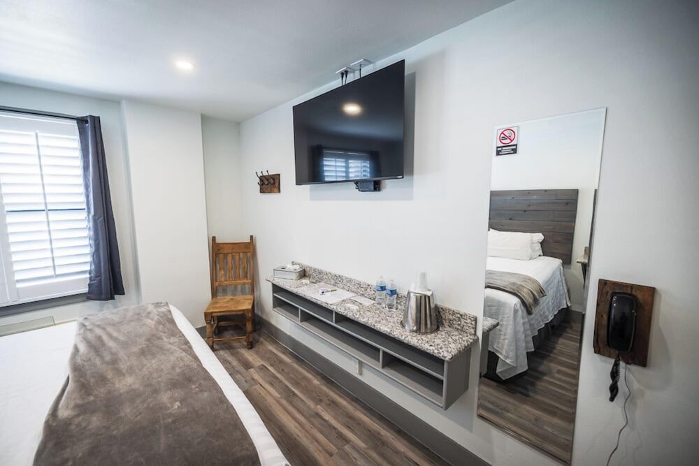 Hotel Nevada Deluxe Room, 1 King Bed 2