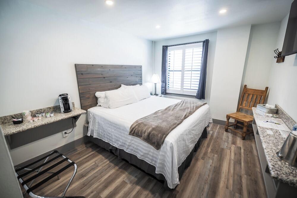 Hotel Nevada Deluxe Room, 1 King Bed 4