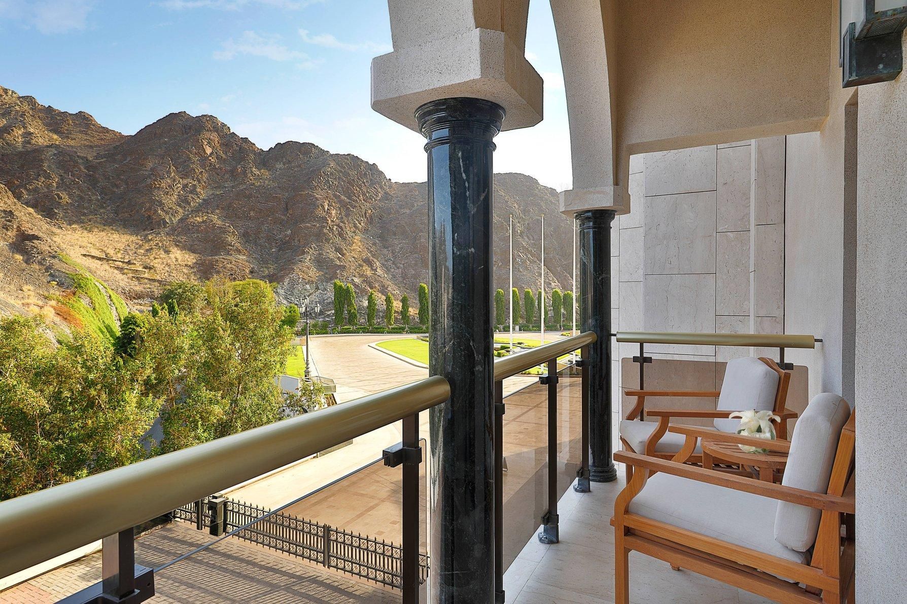 Deluxe Guest Room, 1 King, Mountain View, High Floor, Balcony