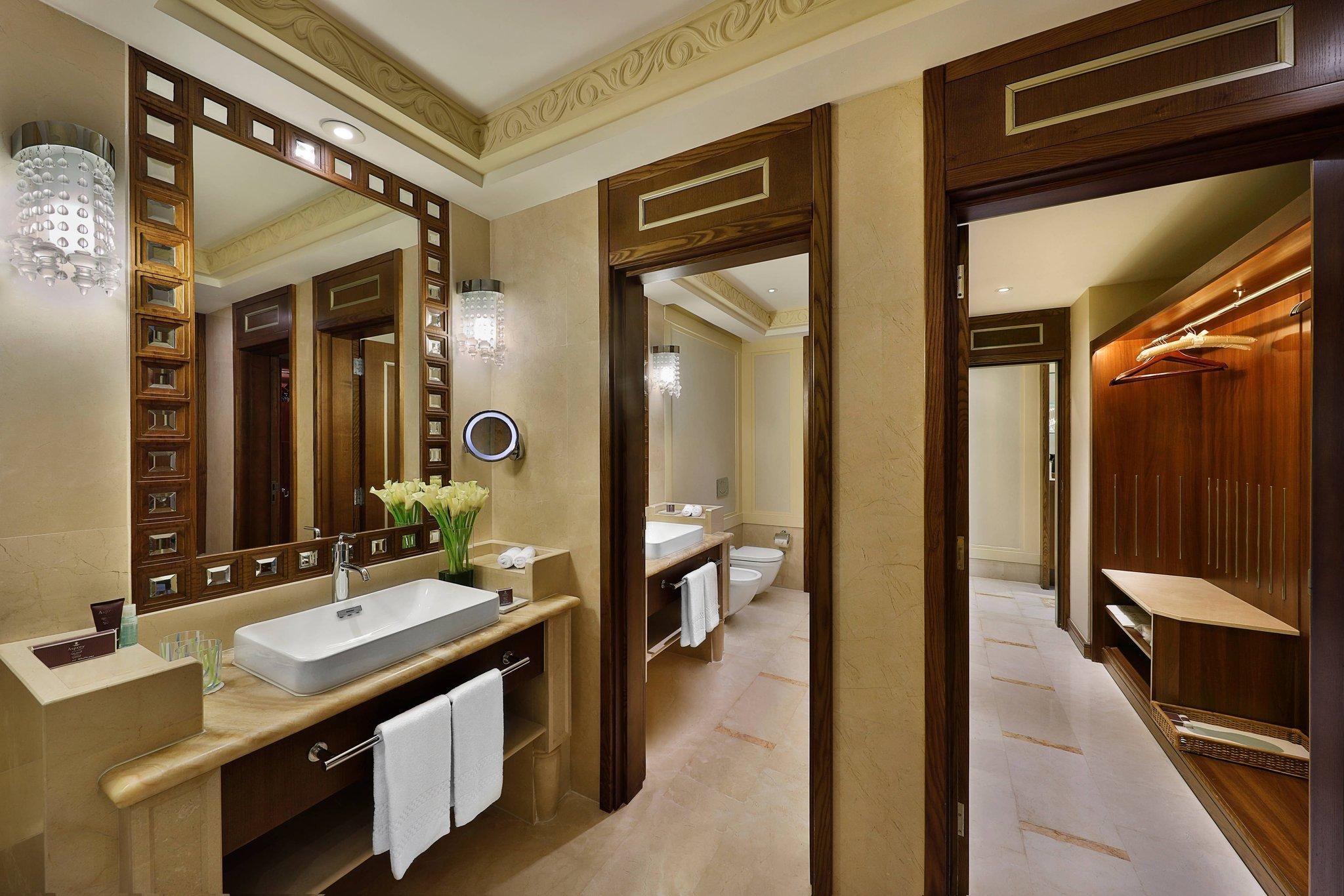 Executive, Suite, 1 King, Mountain view, High floor, Balcony