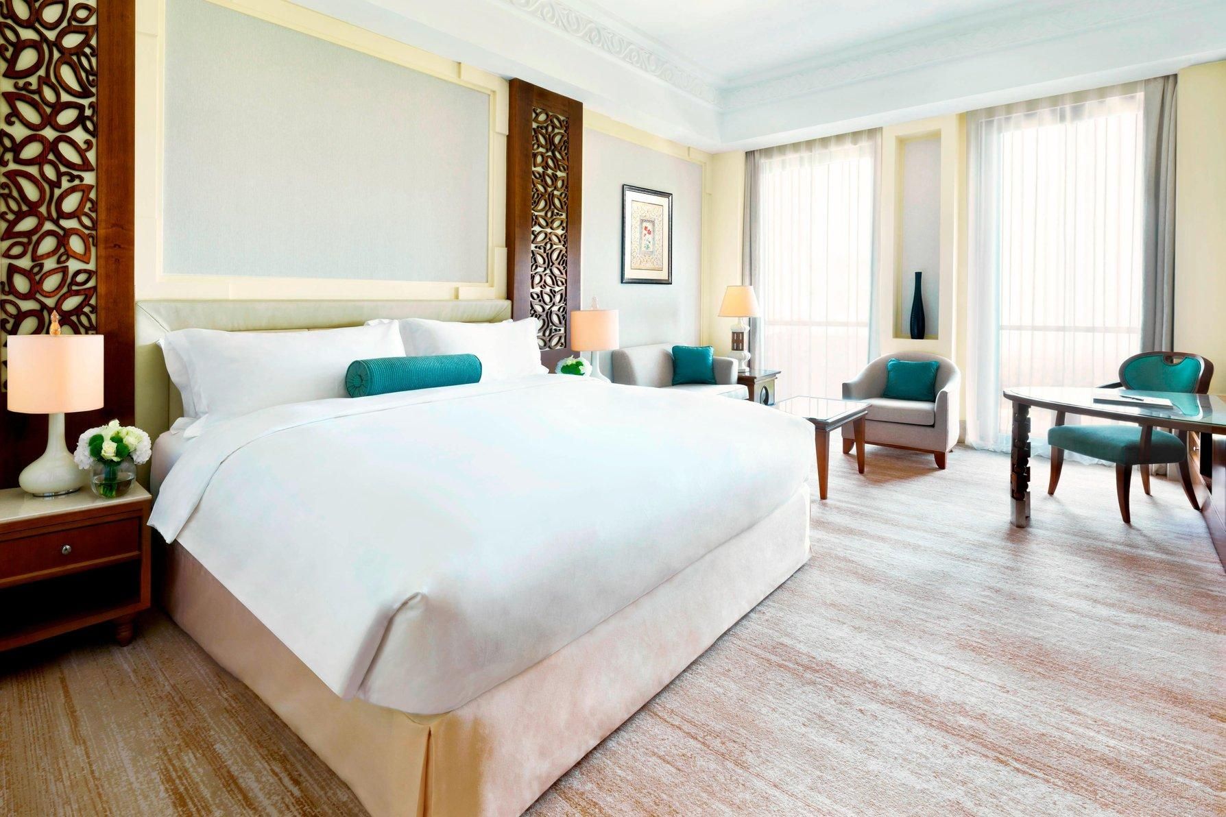 Deluxe Guest Room, 1 King, Mountain View, High Floor, Balcony