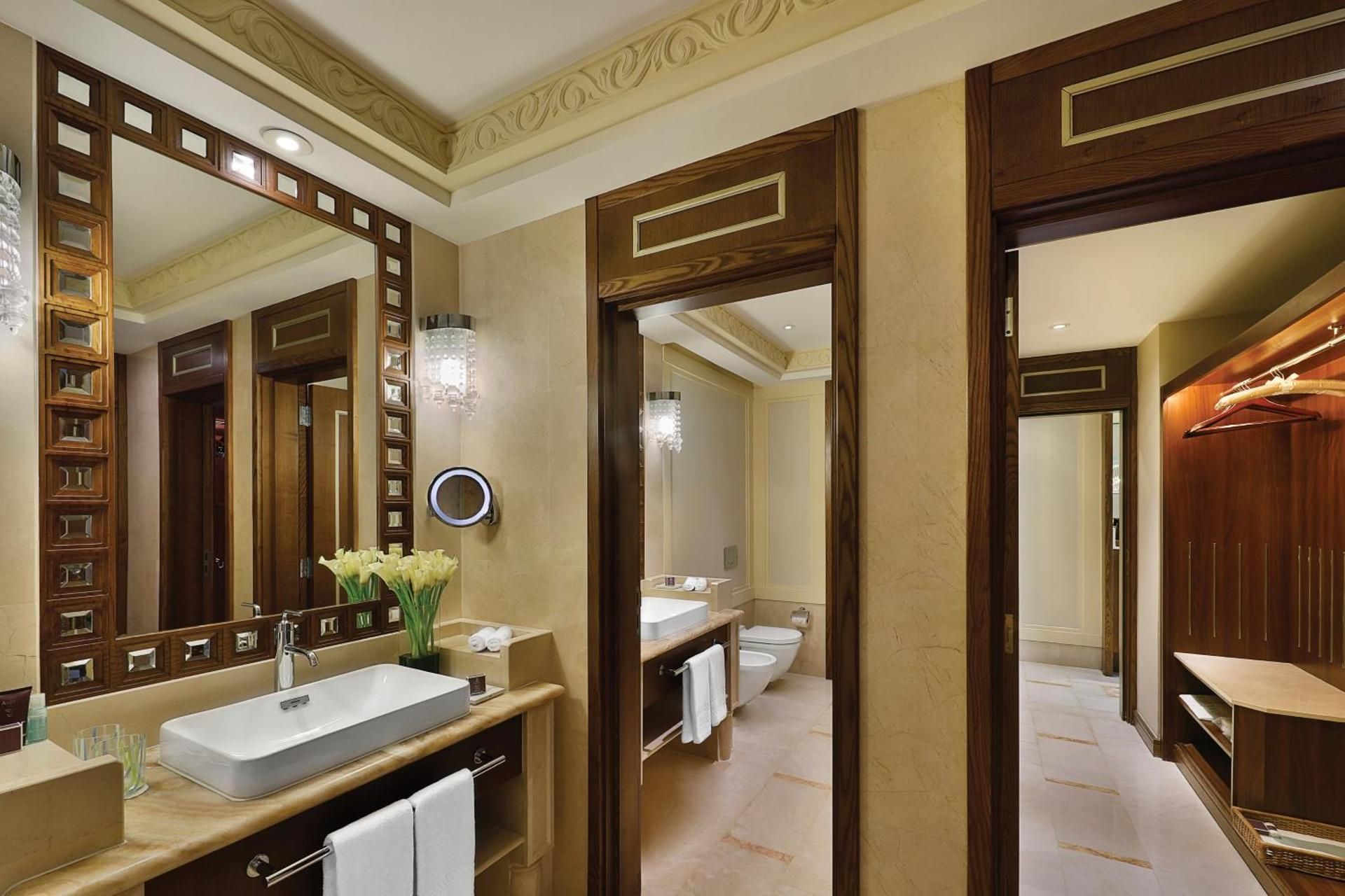 2 Bedroom Family Suite, Bedroom 1: 1 King, Bedroom 2: 1 Twin, Resort View, Mid Floor, Balcony