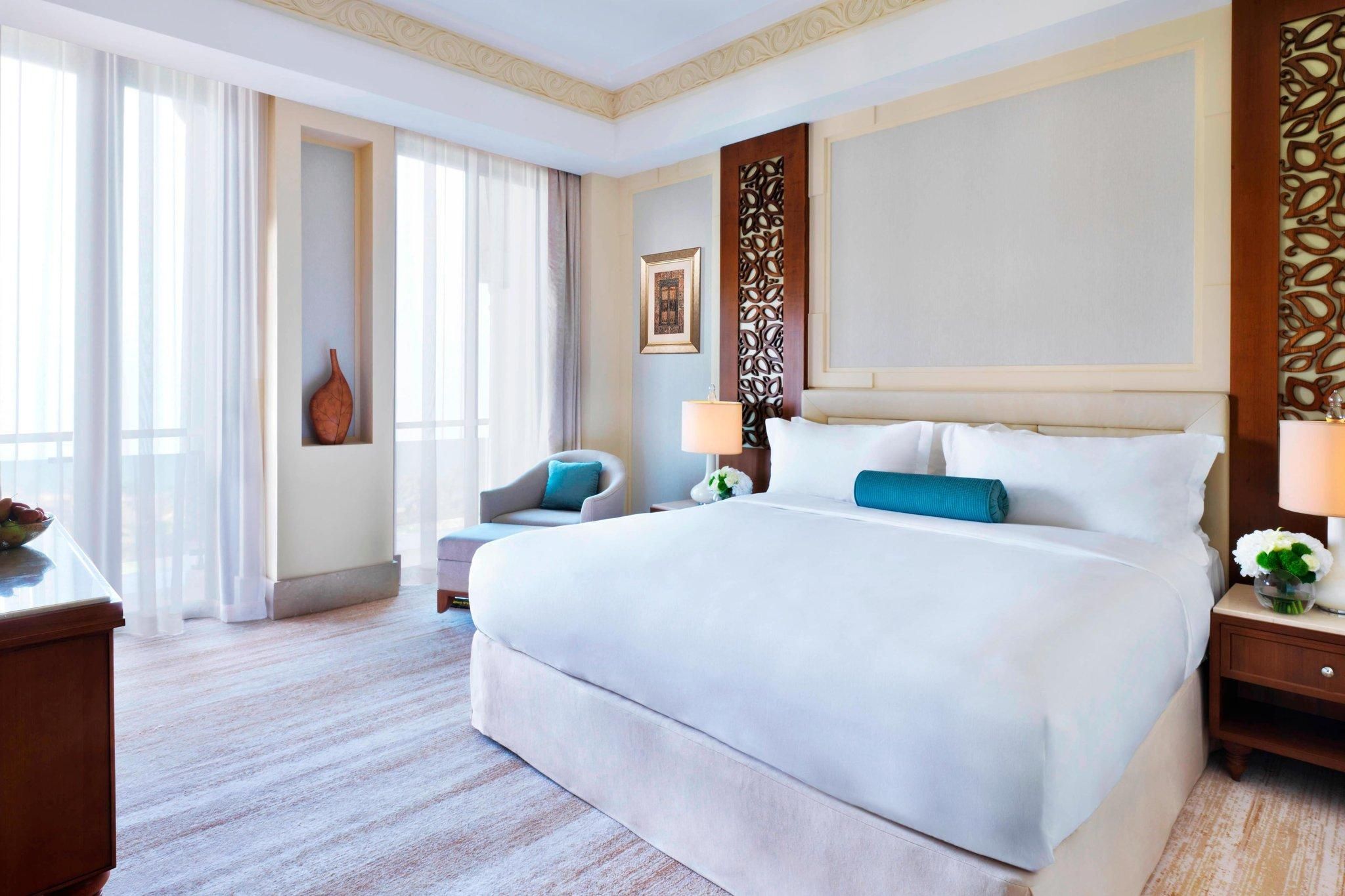 Executive, Suite, 1 King, Mountain view, High floor, Balcony