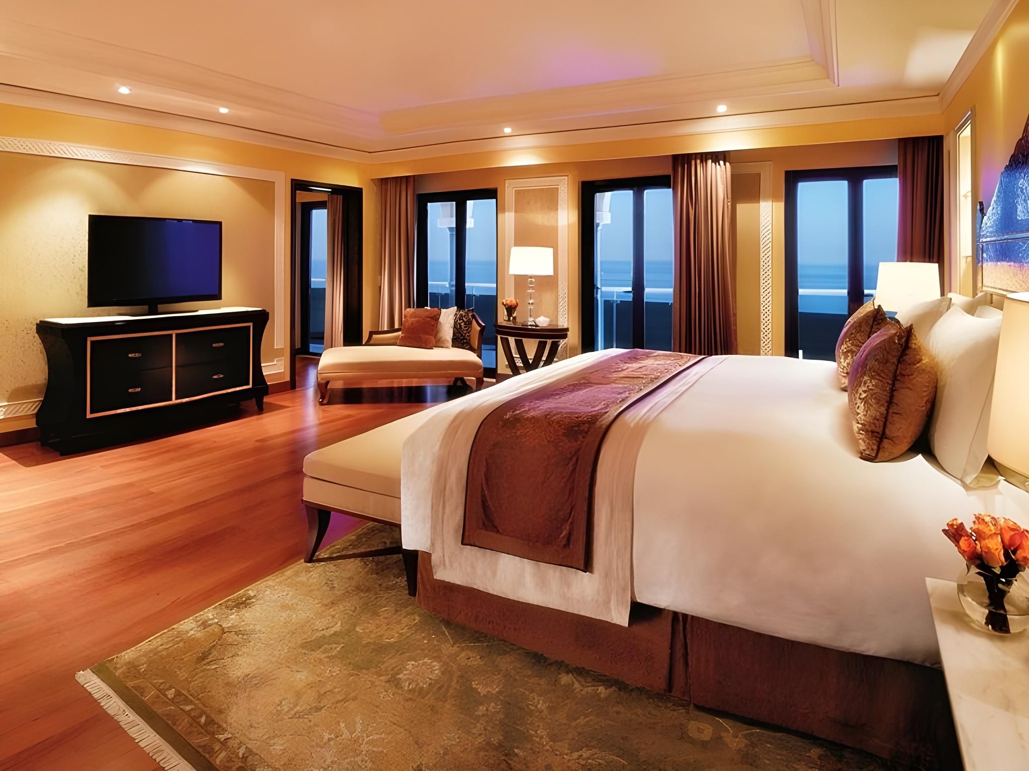 2 Bedroom Presidential Suite, Bedroom 1: 1 King, Bedroom 2: 2 Twin, Mountain view, Top floor