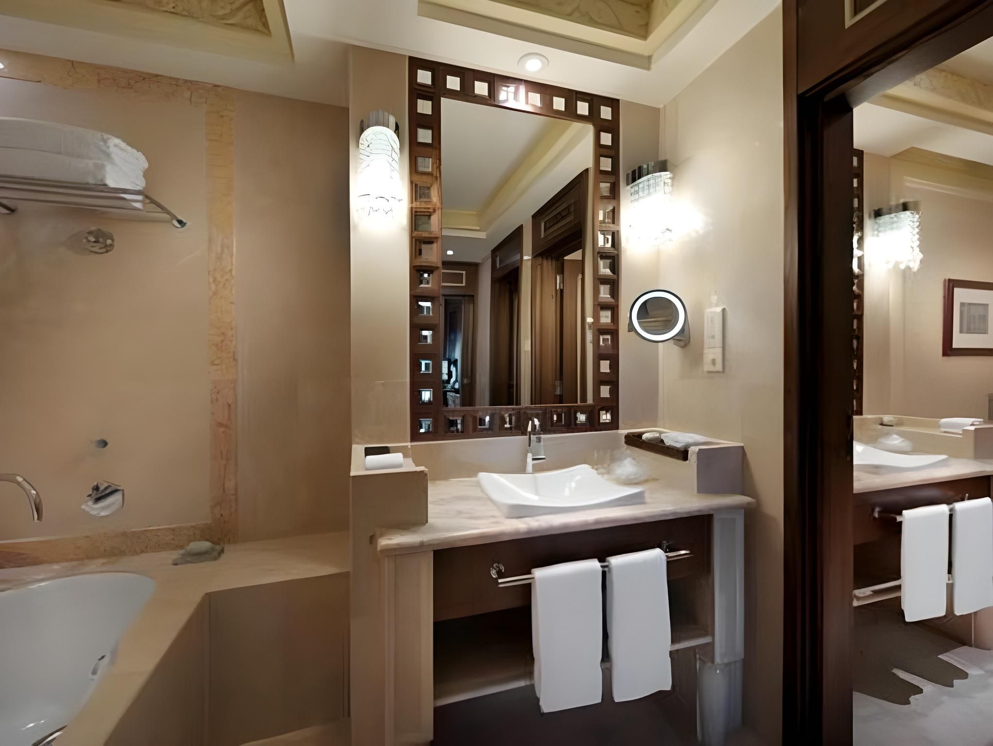 Deluxe Guest room, 1 King, Sea view, High floor, Balcony