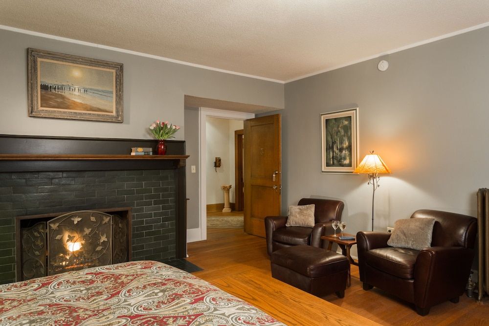Stewart Inn Room, 1 King Bed, Fireplace (Sheldon Room with Steam Shower) 5